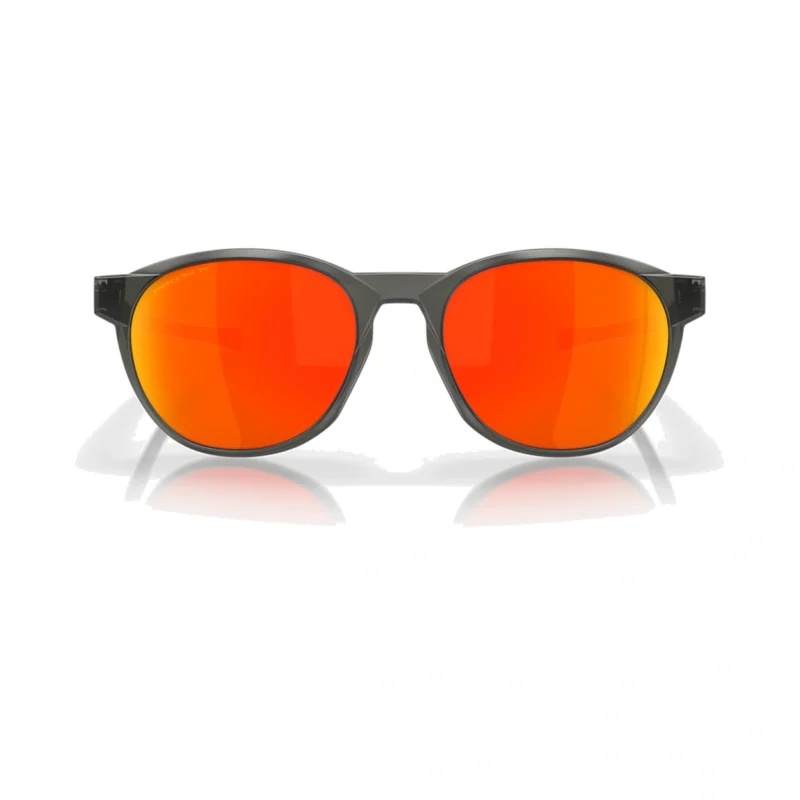 Oakley Reedmace OO9126-0454 con montura Matte Grey Smoke y lentes Prizm Ruby Polarized, vista frontal sobre fondo blanco.