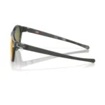 Oakley Reedmace OO9126-0454 con montura Matte Grey Smoke y lentes Prizm Ruby Polarized, vista lateral sobre fondo blanco.