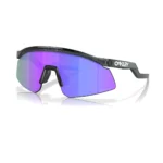 Oakley Hydra OO9229-0437 con montura Crystal Black y lentes Prizm Violet, vista diagonal sobre fondo blanco.