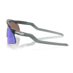 Oakley Hydra OO9229-0437 con montura Crystal Black y lentes Prizm Violet, vista lateral sobre fondo blanco.
