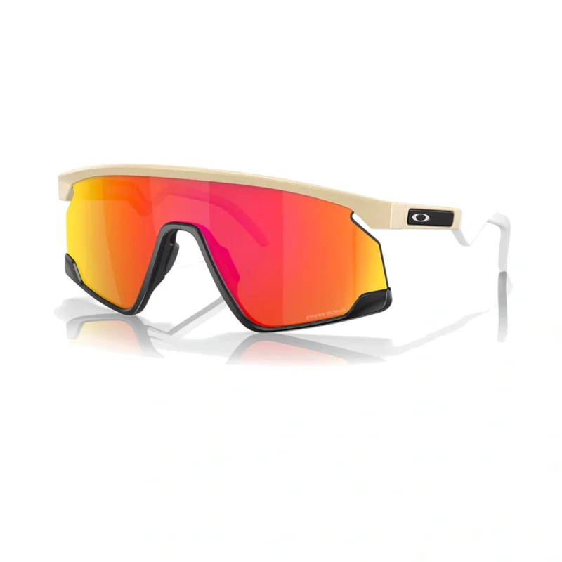 Oakley BXTR OO9280-0439 con montura beige mate y lentes Prizm Ruby, vista diagonal sobre fondo blanco.