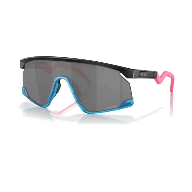 Oakley BXTR OO9280-0539 con montura negro mate y lentes Prizm Black, vista diagonal sobre fondo blanco.