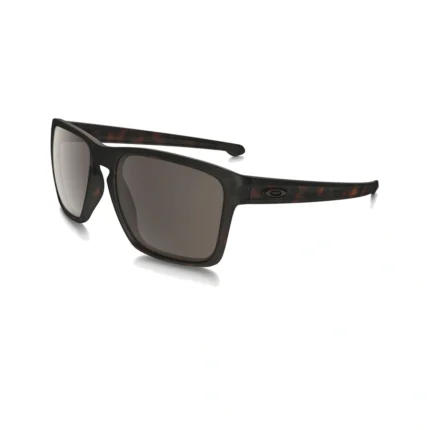 Oakley Sliver XL OO9341-0457 con montura carey marrón mate y lentes Warm Grey, vista diagonal sobre fondo blanco.