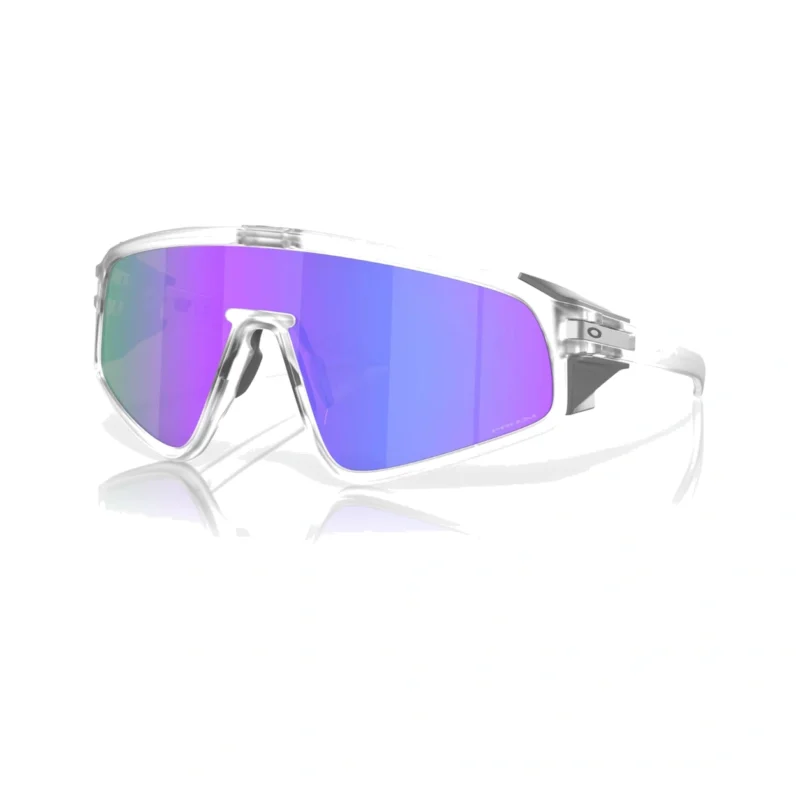 Oakley Latch Panel OO9404-0235 con montura transparente mate y lentes Prizm Violet, vista diagonal sobre fondo blanco.