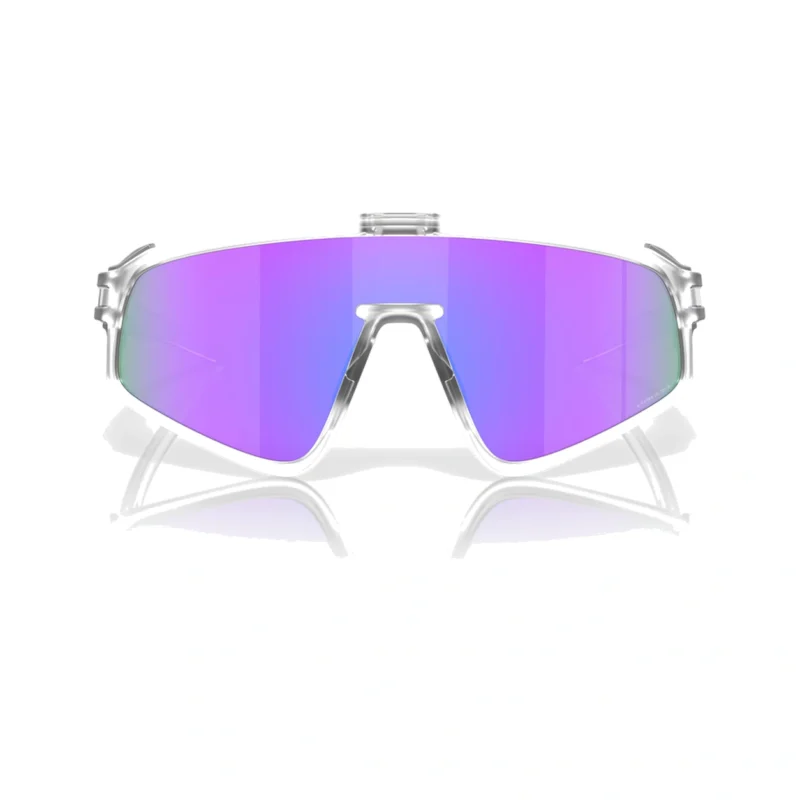 Oakley Latch Panel OO9404-0235 con montura transparente mate y lentes Prizm Violet, vista frontal sobre fondo blanco.