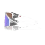 Oakley Latch Panel OO9404-0235 con montura transparente mate y lentes Prizm Violet, vista lateral sobre fondo blanco.