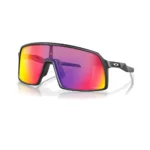 Oakley Sutro OO9406-0837 con montura negro mate y lentes Prizm Road, vista diagonal sobre fondo blanco.