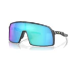 Oakley Sutro OO9406-9537 con montura Matte Carbon y lentes Prizm Sapphire, vista diagonal sobre fondo blanco.