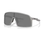 Oakley Sutro Alloy Collection OO9406-D137 con montura titanio y lentes Prizm Black, vista diagonal sobre fondo blanco.