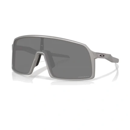 Oakley Sutro Alloy Collection OO9406-D137 con montura titanio y lentes Prizm Black, vista diagonal sobre fondo blanco.