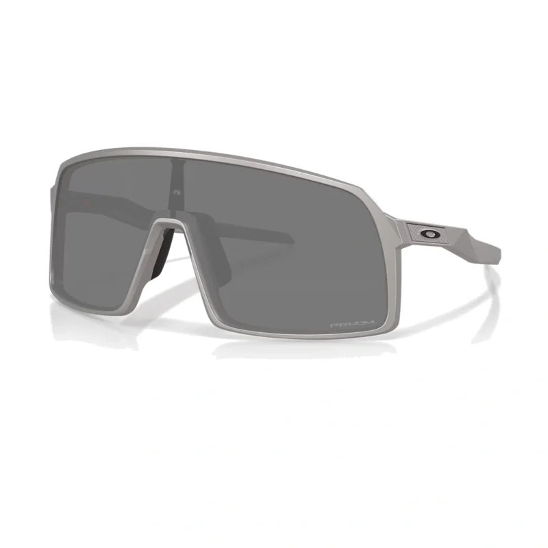 Oakley Sutro Alloy Collection OO9406-D137 con montura titanio y lentes Prizm Black, vista diagonal sobre fondo blanco.