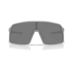 Oakley Sutro Alloy Collection OO9406-D137 con montura titanio y lentes Prizm Black, vista frontal sobre fondo blanco.