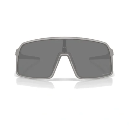 Oakley Sutro Alloy Collection OO9406-D137 con montura titanio y lentes Prizm Black, vista frontal sobre fondo blanco.