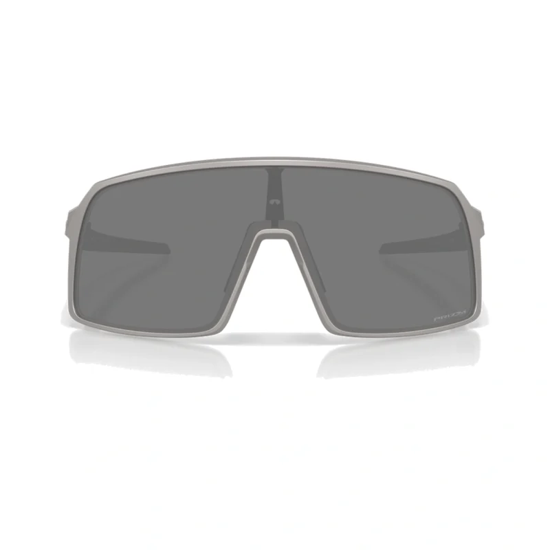 Oakley Sutro Alloy Collection OO9406-D137 con montura titanio y lentes Prizm Black, vista frontal sobre fondo blanco.