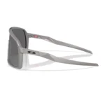 Oakley Sutro Alloy Collection OO9406-D137 con montura titanio y lentes Prizm Black, vista lateral sobre fondo blanco.