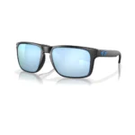 Oakley Holbrook XL OO9417-2559 con montura negro mate y lentes Prizm Deep Water Polarized, vista diagonal sobre fondo blanco.