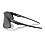 Oakley RSLV OO9484D-0149 con montura negro mate y lentes Prizm Black, vista lateral sobre fondo blanco.