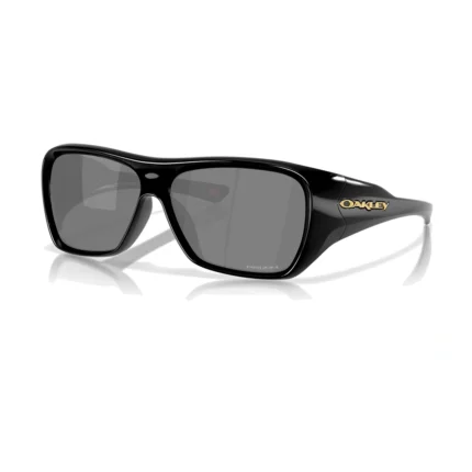 Oakley Chaminade OO9492-0160 con montura negro brillante y lentes Prizm Black, vista diagonal sobre fondo blanco.