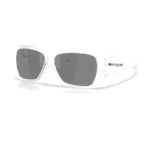 Oakley Chaminade OO9492-0760 con montura transparente mate y lentes Prizm Black, vista diagonal sobre fondo blanco.