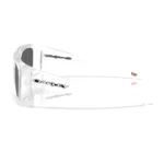Oakley Chaminade OO9492-0760 con montura transparente mate y lentes Prizm Black, vista lateral sobre fondo blanco.