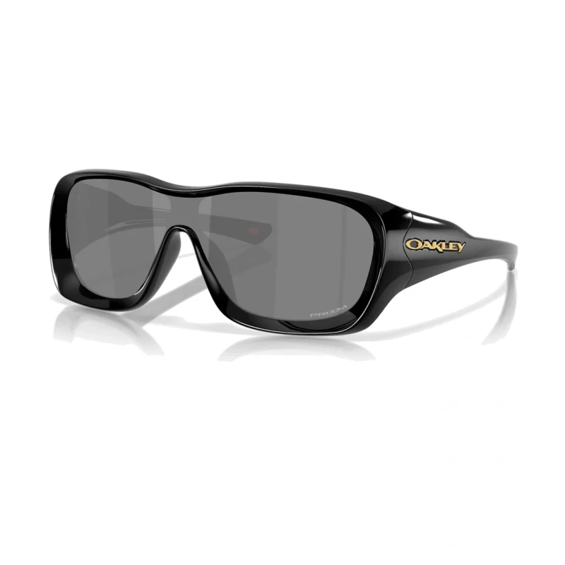 Oakley De La Salle OO9493-0130 con montura negro brillante y lentes Prizm Black, vista diagonal sobre fondo blanco.