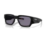 Oakley Instagator OO9514-0158 con montura negro mate y lentes Prizm Grey, vista diagonal sobre fondo blanco.