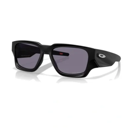 Oakley Instagator OO9514-0158 con montura negro mate y lentes Prizm Grey, vista diagonal sobre fondo blanco.