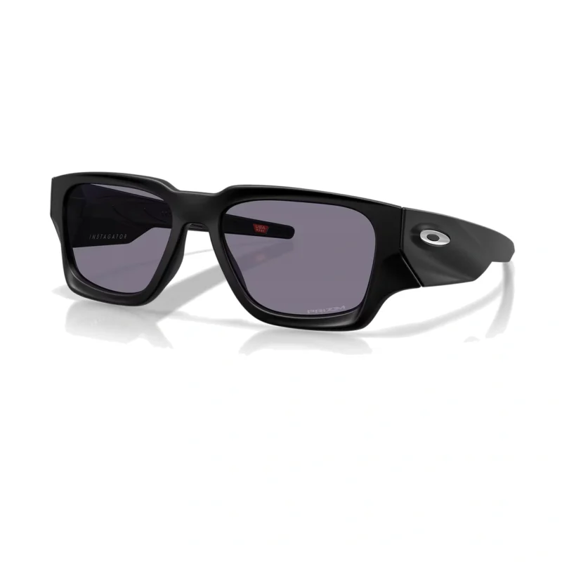 Oakley Instagator OO9514-0158 con montura negro mate y lentes Prizm Grey, vista diagonal sobre fondo blanco.
