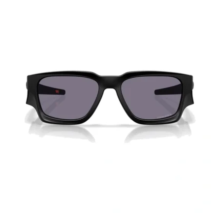 Oakley Instagator OO9514-0158 con montura negro mate y lentes Prizm Grey, vista frontal sobre fondo blanco.