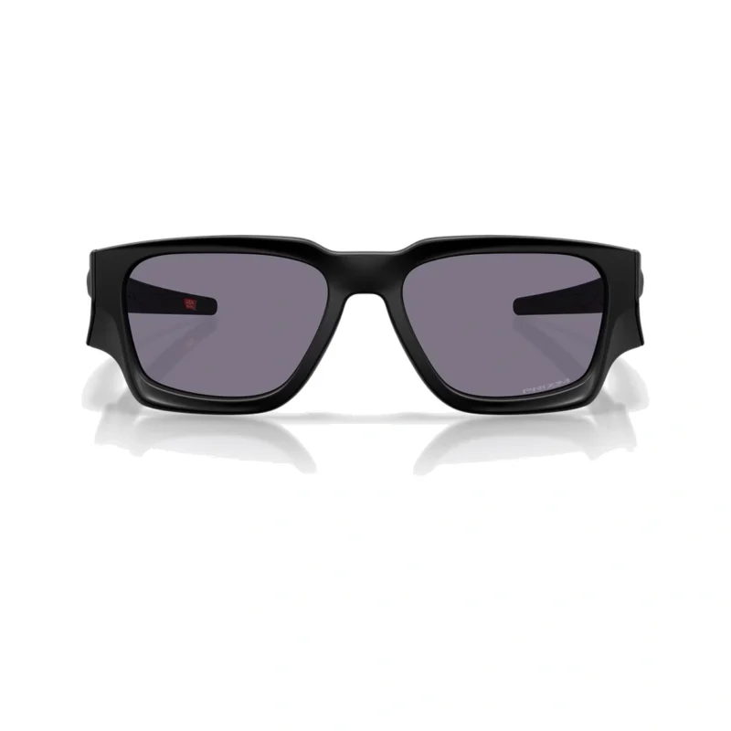 Oakley Instagator OO9514-0158 con montura negro mate y lentes Prizm Grey, vista frontal sobre fondo blanco.