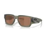 Oakley Instagator OO9514-0558 con montura Matte Olive Ink y lentes Prizm Tungsten Polarized, vista diagonal sobre fondo blanco.