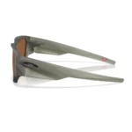 Oakley Instagator OO9514-0558 con montura Matte Olive Ink y lentes Prizm Tungsten Polarized, vista lateral sobre fondo blanco.