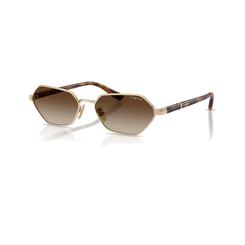 Vogue VO4349S 848/13 con montura dorado pálido y lentes marrón degradado, vista diagonal sobre fondo blanco.