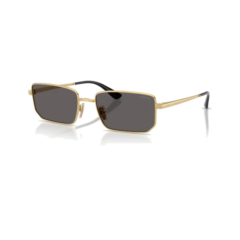 Vogue VO4352S 280/87 con montura dorado y lentes gris oscuro, vista diagonal sobre fondo blanco.