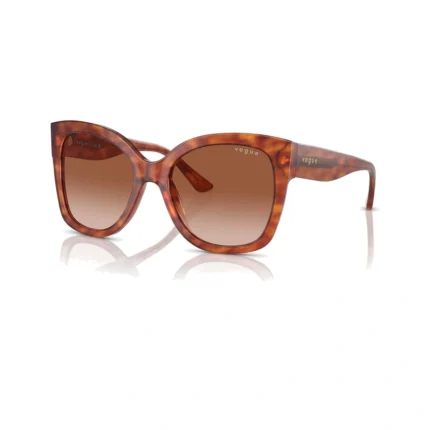 Vogue VO5338S 279213 con montura habana amarillo y lentes marrón degradado, vista diagonal sobre fondo blanco.