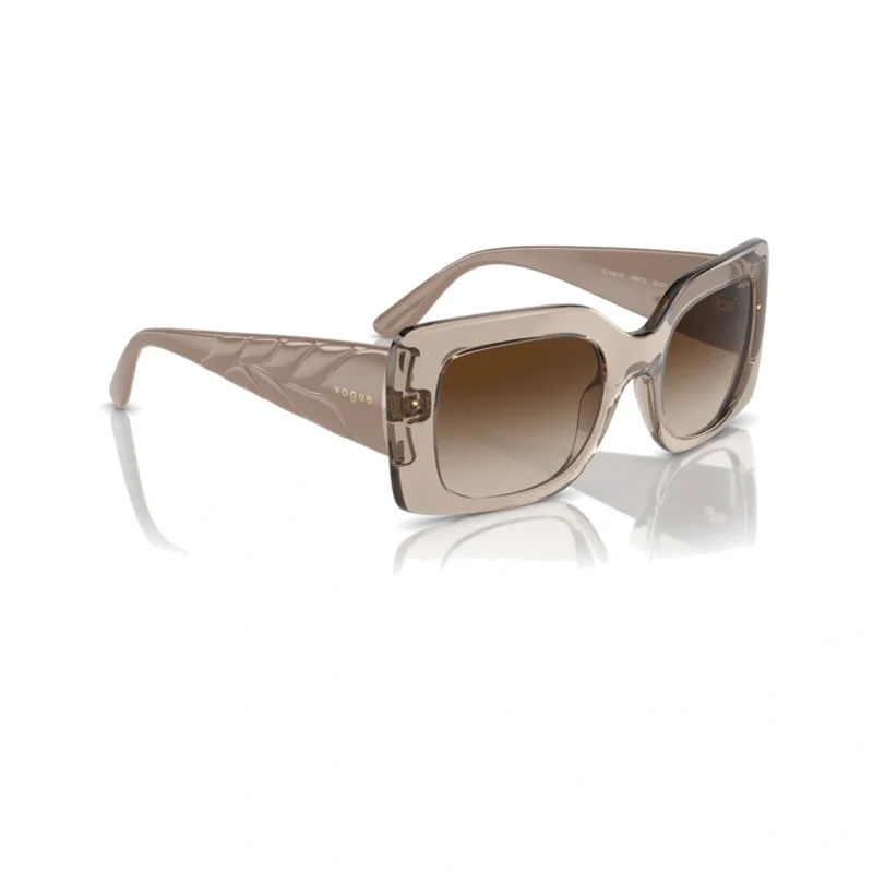 Vogue VO5481S 299013 con montura caramelo transparente y lentes marrón degradado, vista diagonal sobre fondo blanco.
