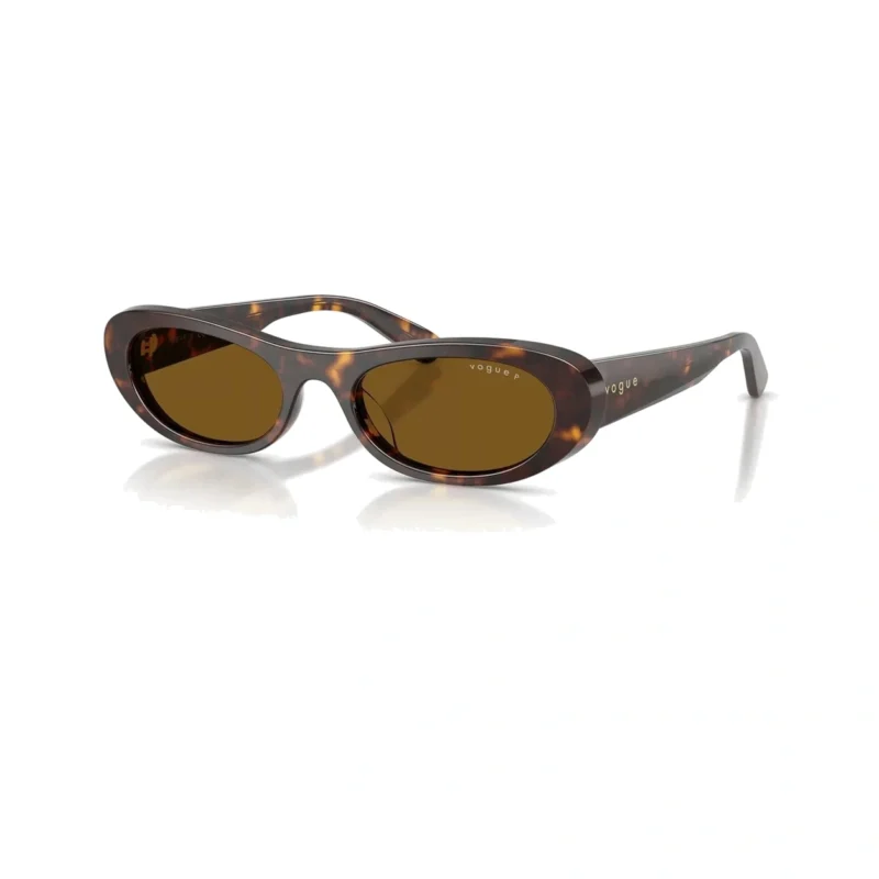 Vogue VO5695SU W65683 con montura habana oscuro y lentes marrón oscuro polarizado, vista diagonal sobre fondo blanco.