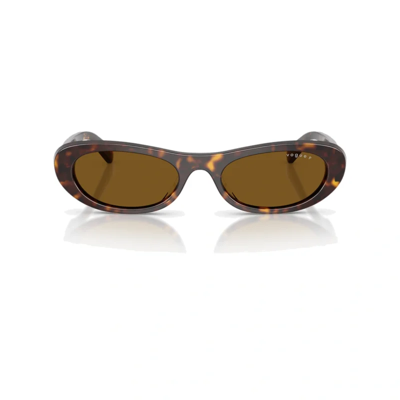 Vogue VO5695SU W65683 con montura habana oscuro y lentes marrón oscuro polarizado, vista frontal sobre fondo blanco.